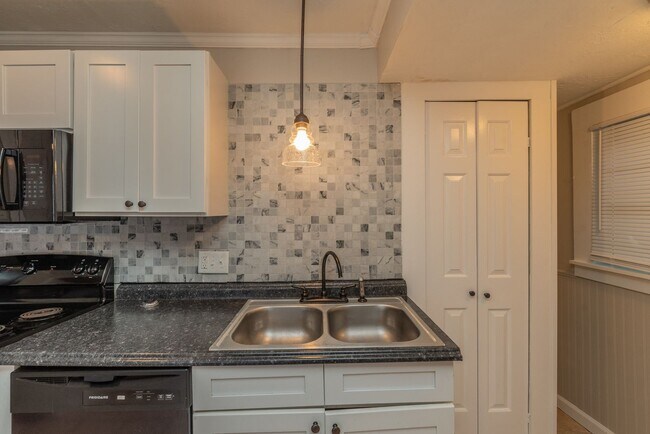 Building Photo - $1,200 - 3 bed/2 bath house for rent in Midtown Augusta, with fenced back yard
