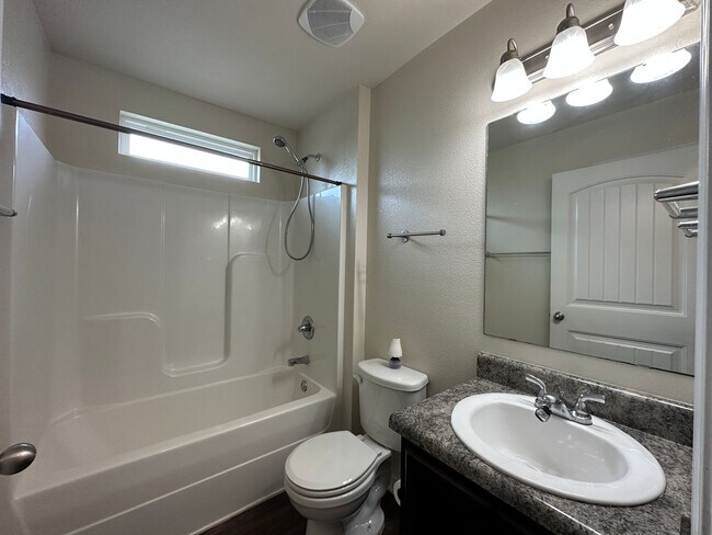 Building Photo - 4 bedroom 2 bath craftsman style home for ...