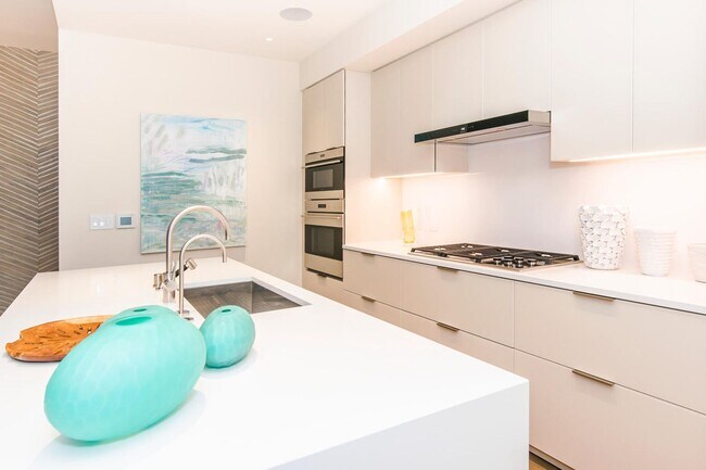 Building Photo - Park Lane Garden Suite