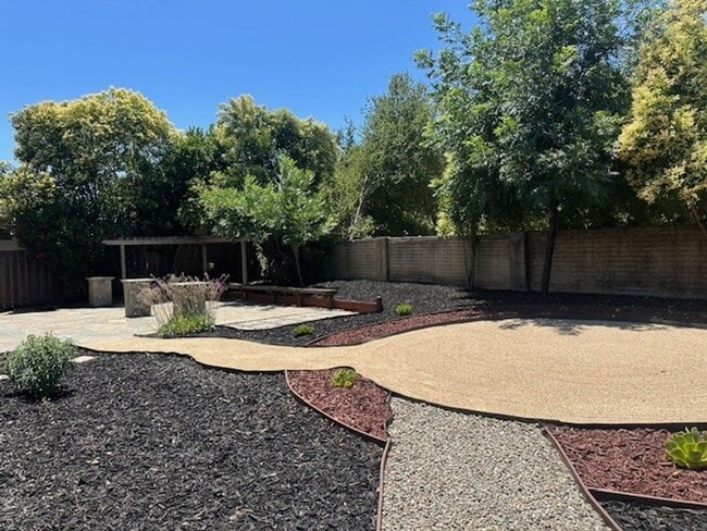 Building Photo - Beautifully Remodeled 2-Story Home in Exce...