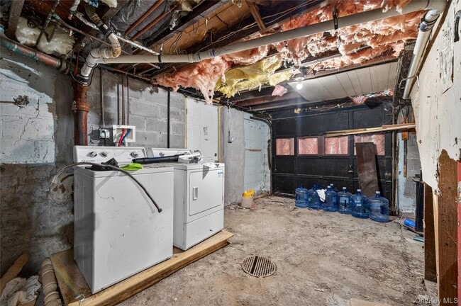 Building Photo - 32 Quaker Hill Rd