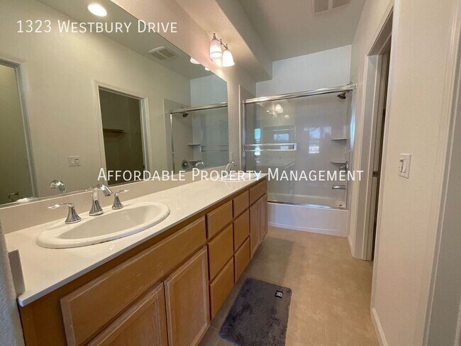 Building Photo - 1323 Westbury Dr