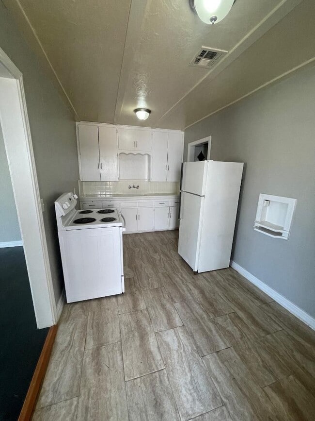 Building Photo - 1 Bed 1 Bath Duplex For Lease 8/4/2025