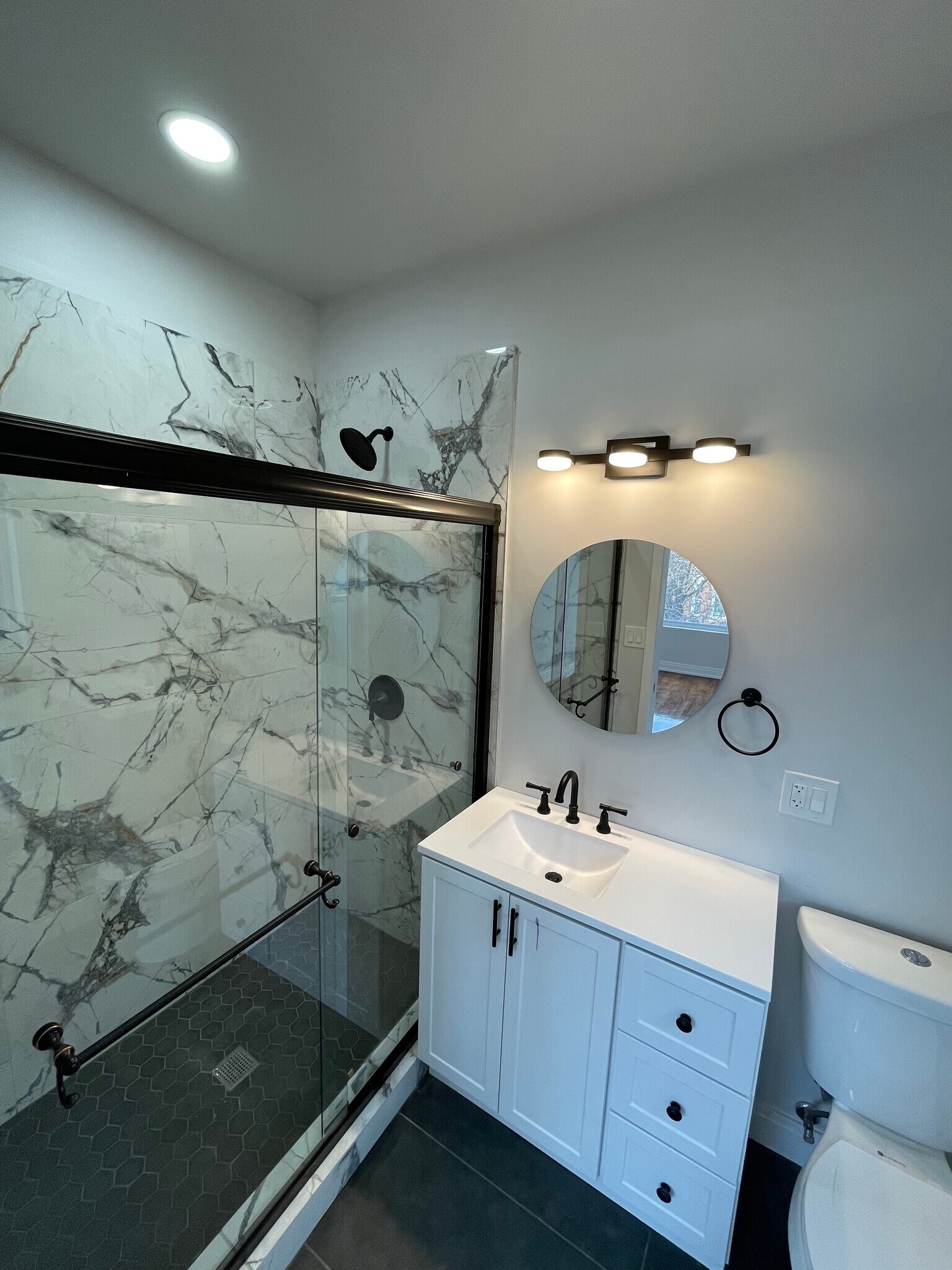 Main room private bathroom - 1908 S May St