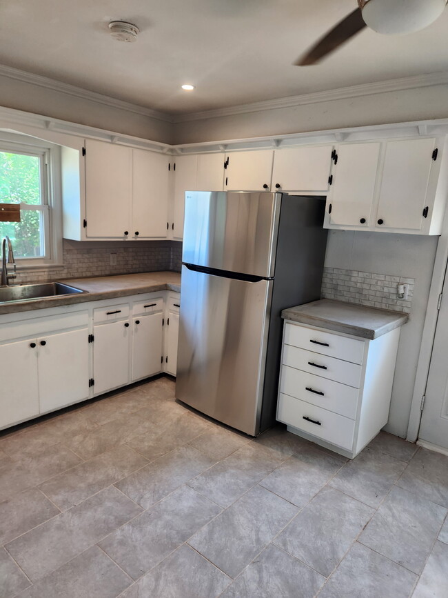 Building Photo - 417 Woodlawn Dr
