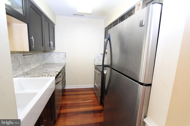 Building Photo - 208 Ravens Crest Dr
