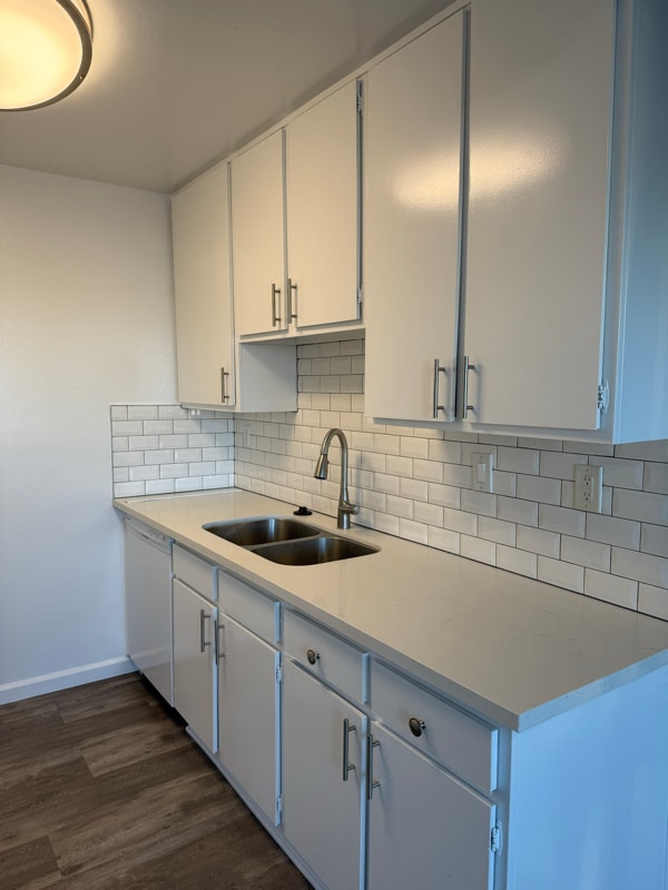 Building Photo - 966 W 11th St