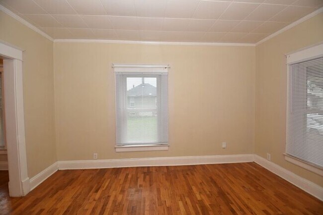 Building Photo - Mishawaka 1/2 story 3 bedroom single-family home with garage