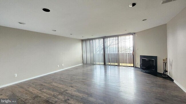 Building Photo - 2224 S Quincy St