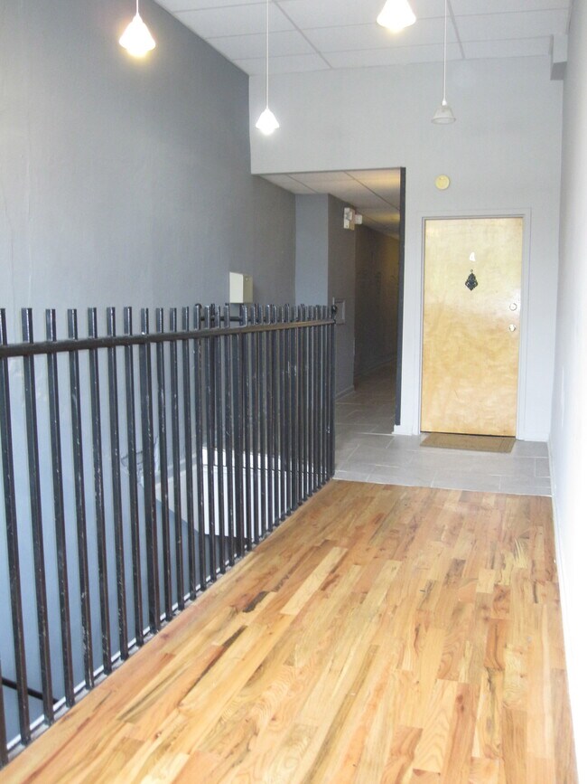 Building Photo - 254 E Clayton St