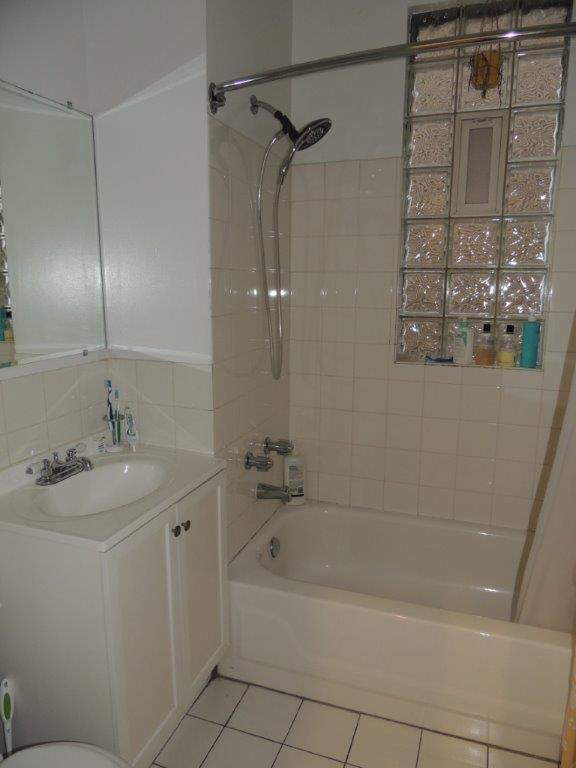 Bathroom - 2106 W Fletcher St