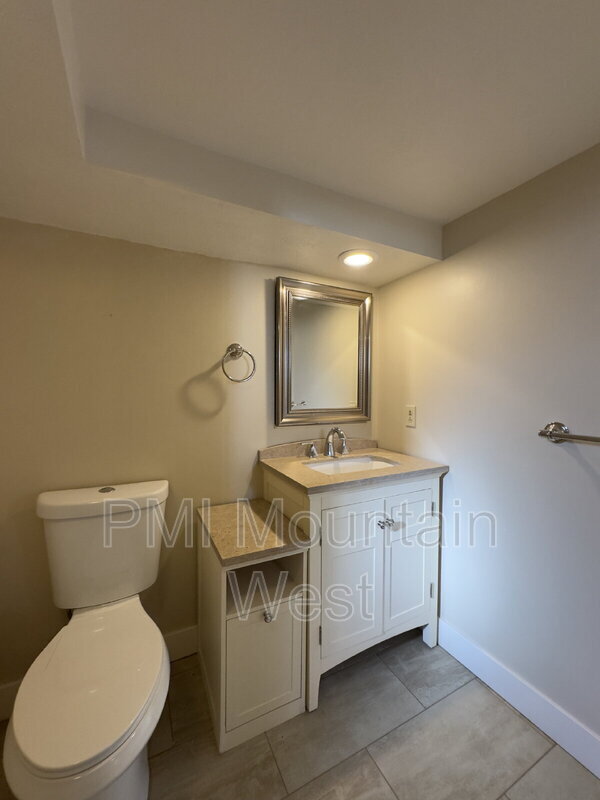 Building Photo - 1878 E Stratford Ave