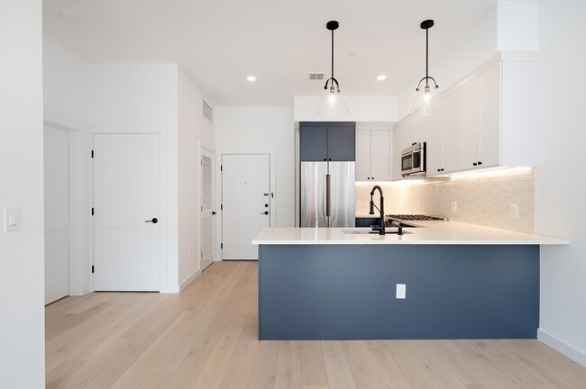 Building Photo - 425 3rd St