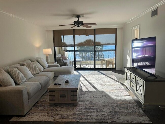 Building Photo - 625 NW North River Dr