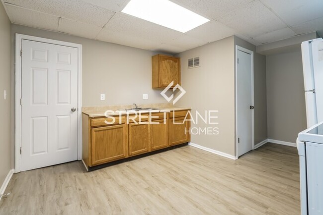 Building Photo - NOW OFFERING FIRST FULL MONTH FREE!