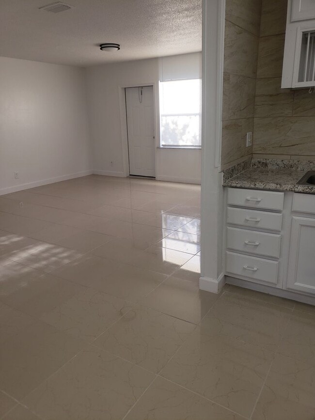 Building Photo - 3 bedroom 2 bath home