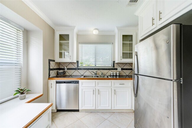 Building Photo - 5255 Beaverbrook Dr