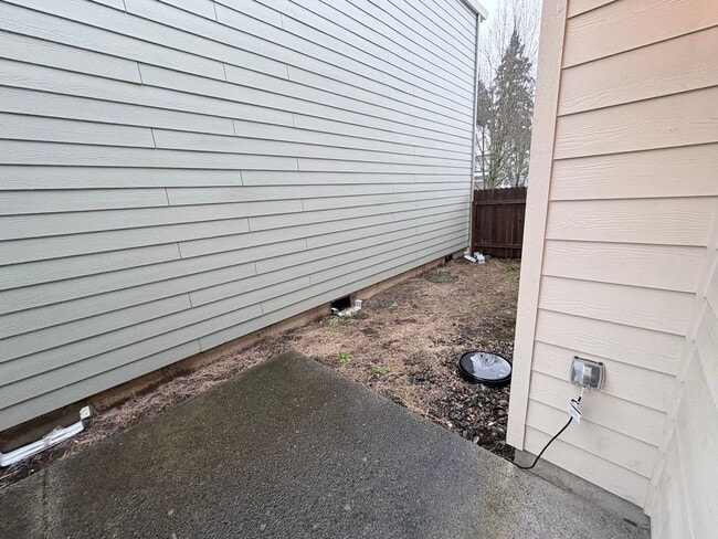 Building Photo - ONE MONTH FREE OF RENT!! Well Maintained, High Ceilings, Bonus Room, Great Location!