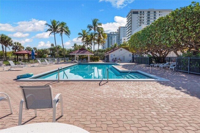 Building Photo - 2555 Collins Ave