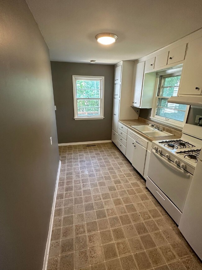 Building Photo - 3 Bedroom | 2 Bathroom Single-Family Home ...