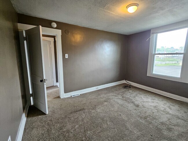 Building Photo - 535 E Warrington Ave