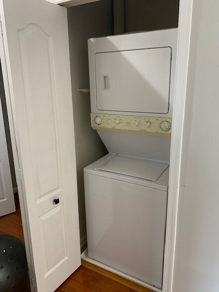 Building Photo - 8941 Town Center Cir