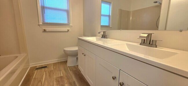 Building Photo - Beautifully Renovated 4BD/1BA Home w/ Finished Basement in Hickory!
