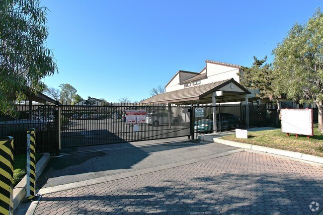 Building Photo - Summerhill Place