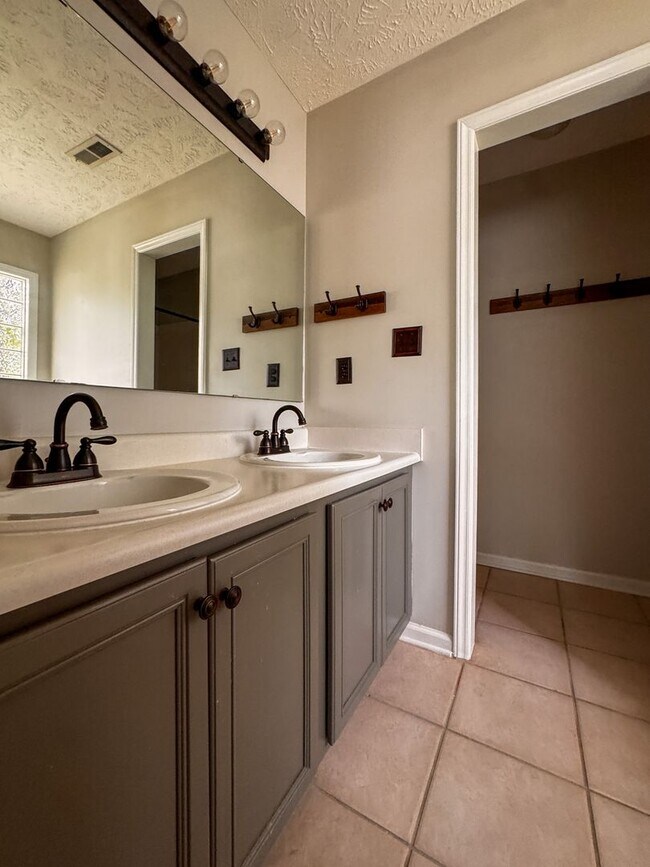 Building Photo - Lovely 3 Bed 2 Bath Plus Bonus Room Home in Raeford