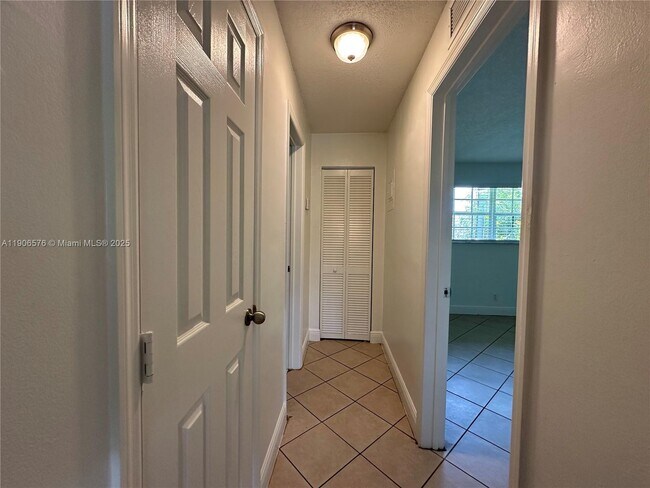 Building Photo - 2900 NE 17th Ave