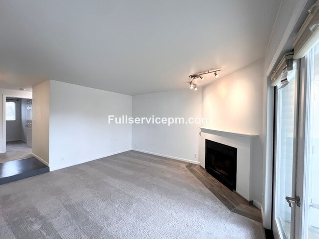 Building Photo - Stylish and Updated Newport Crest Condo
