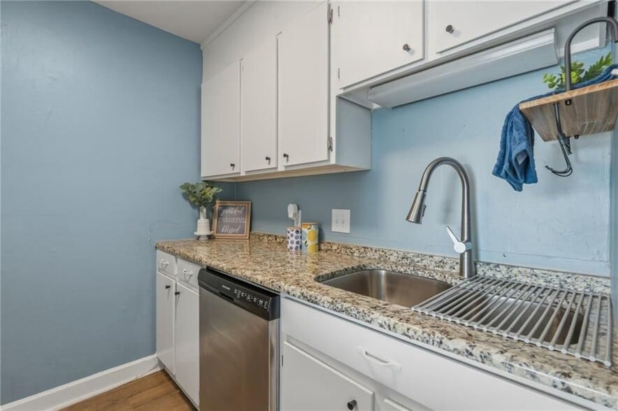 Building Photo - 337 Riverbend Dr