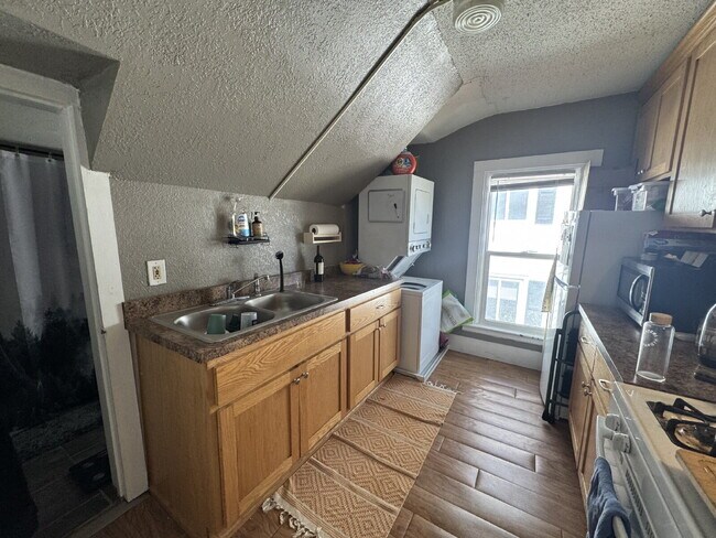 Building Photo - Charming 2-Bed upper Duplex in NE in Minneapolis
