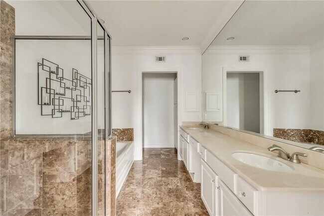 Building Photo - 2885 Woodside St