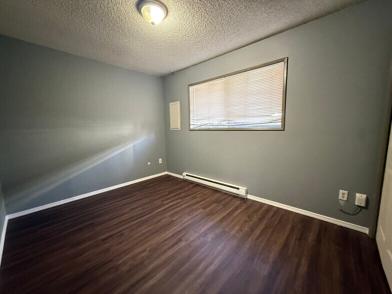 Building Photo - 4323 N Commercial Ave