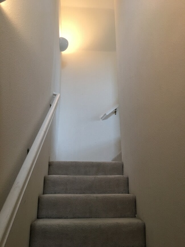 Building Photo - End unit ownhouse with garage walking dist...