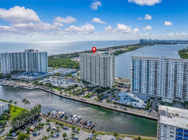 Building Photo - 300 Bayview Dr