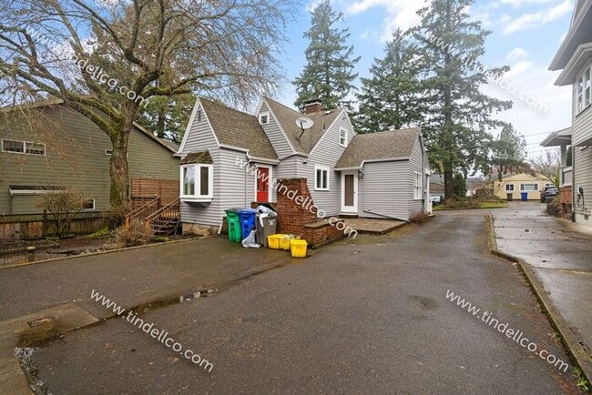 Building Photo - Pet Friendly Cape Cod in Multnomah Village!