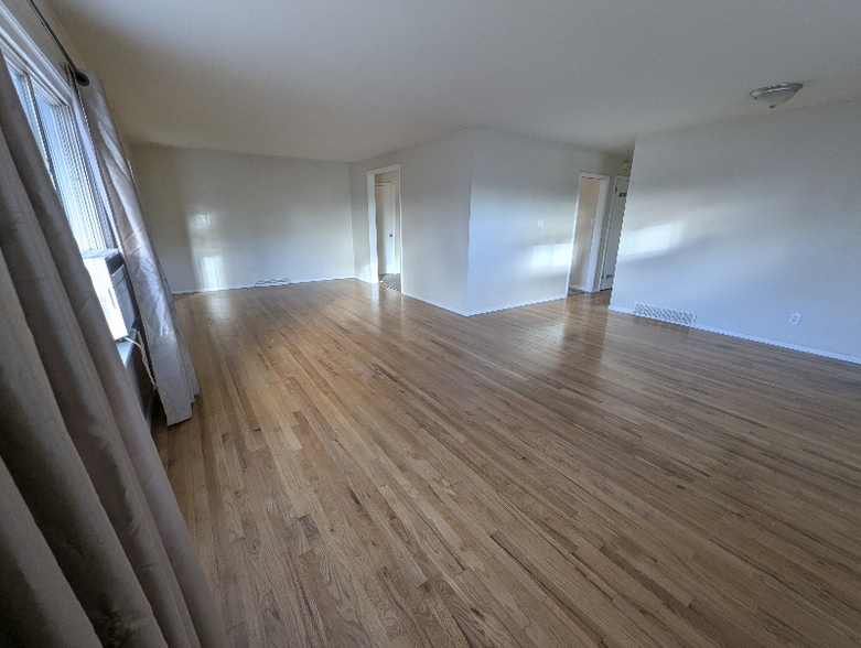 Building Photo - 20 Loch Lomond Ln