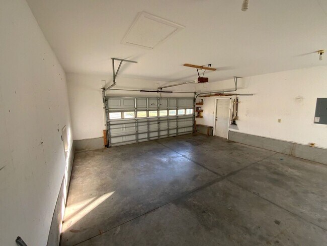 Building Photo - 3 BR 2 BA Southwest