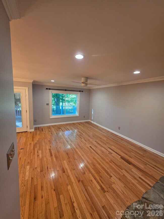 Building Photo - 16719 Spinnaker Ln