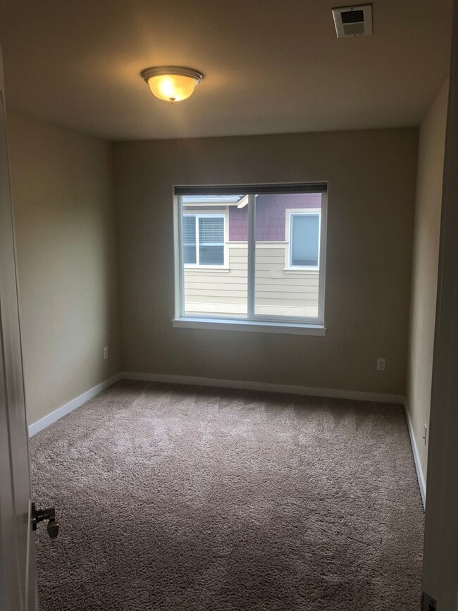 Building Photo - 3 Bed, 2.5 Bath Millcreek Townhouse New Ca...