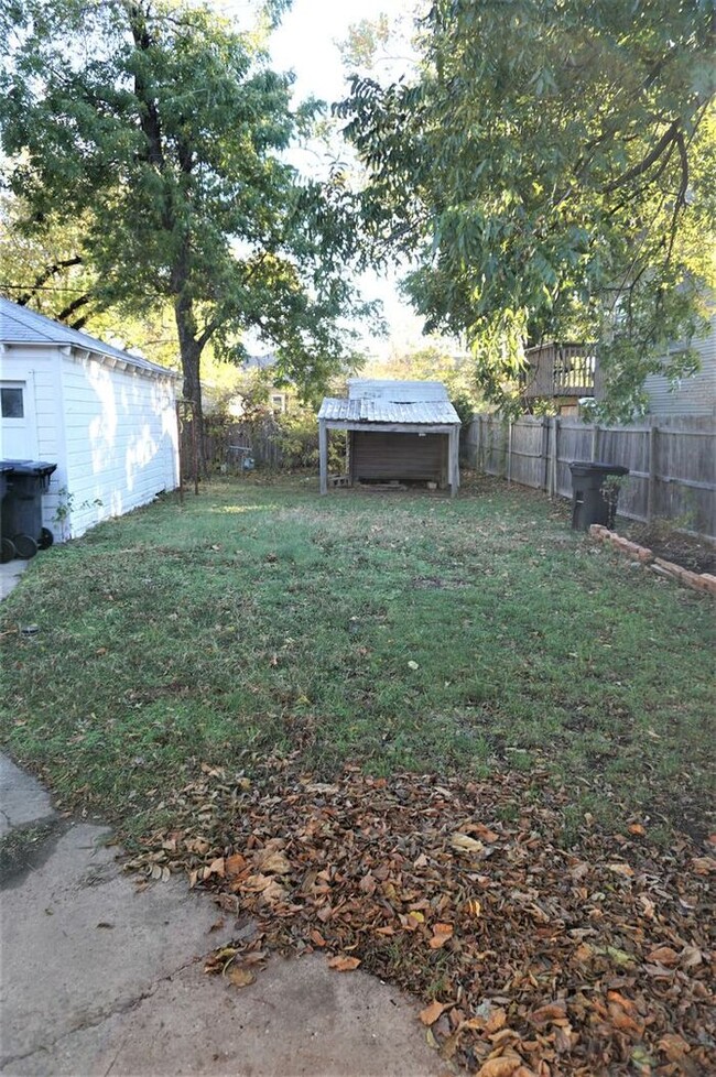 Building Photo - 1 bed 1 bath duplex in the Crestwood Addition