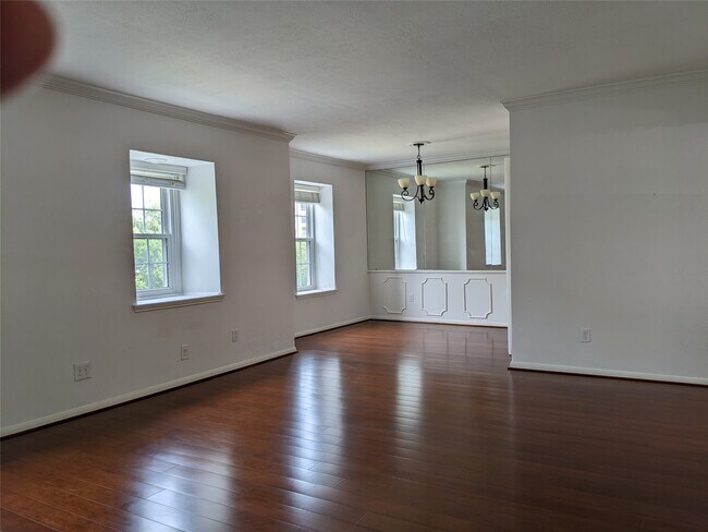 Building Photo - 351 N Post Oak Ln