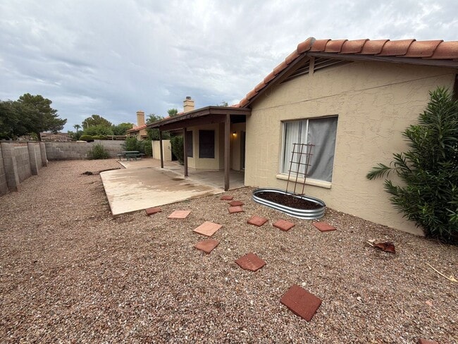 Building Photo - 837 N Oak Ct
