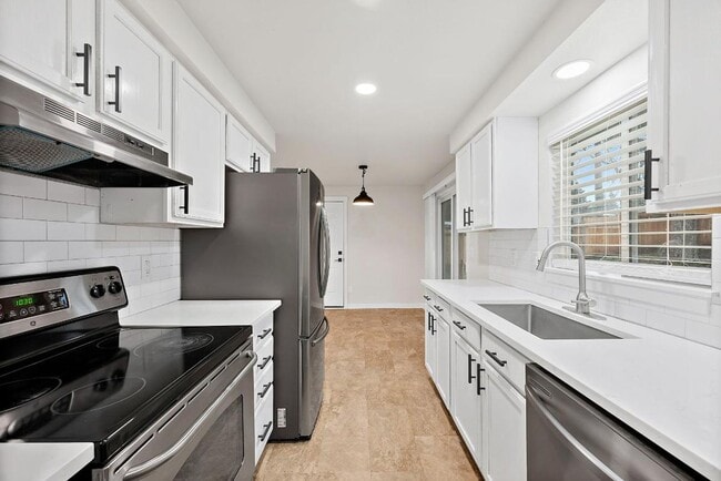 Building Photo - Light & Airy 2-Bedroom Olympia Home with Private Baths & Spacious Backyard!