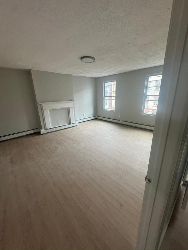 Building Photo - 163 Lander St