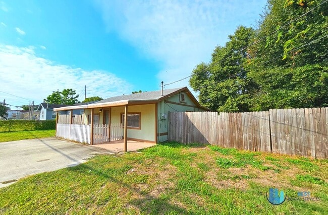 Building Photo - Rare flexible commercial space available for monthly lease on busy Combee Road
