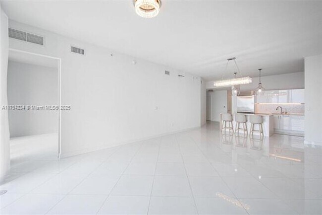 Building Photo - 2020 N Bayshore Dr