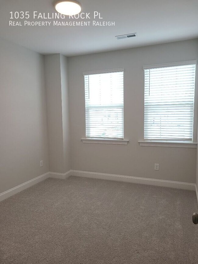 Building Photo - 1035 Falling Rock Pl